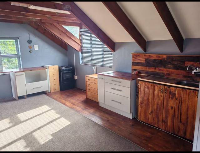 6 BEDROOM HOUSE FOR SALE IN SANDBAAI